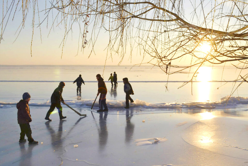 Дети играют в хоккей зимой на замерзшем Днестровском лимане