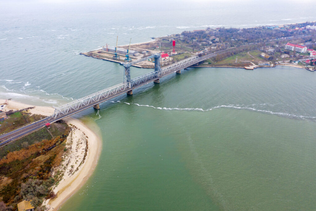 Мост между Днестровским лиманом и Черным морем