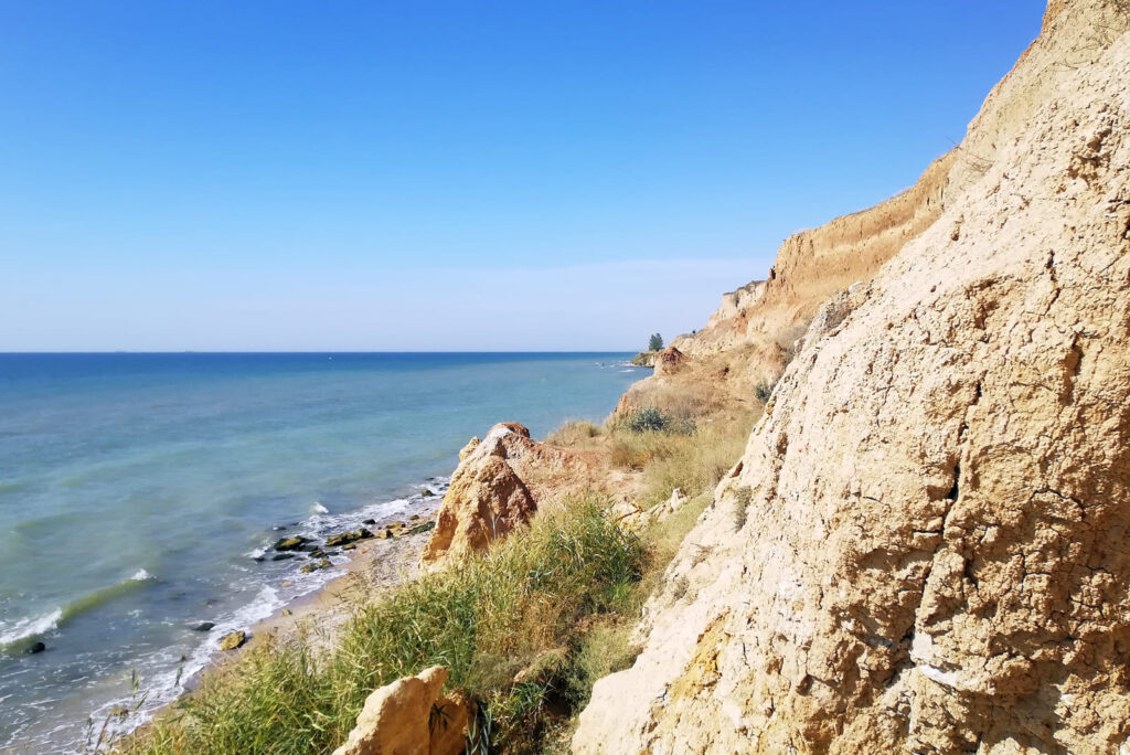 Черное море под глиняным обрывом