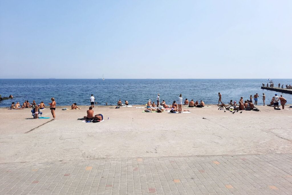 Туристы на Черном море летом