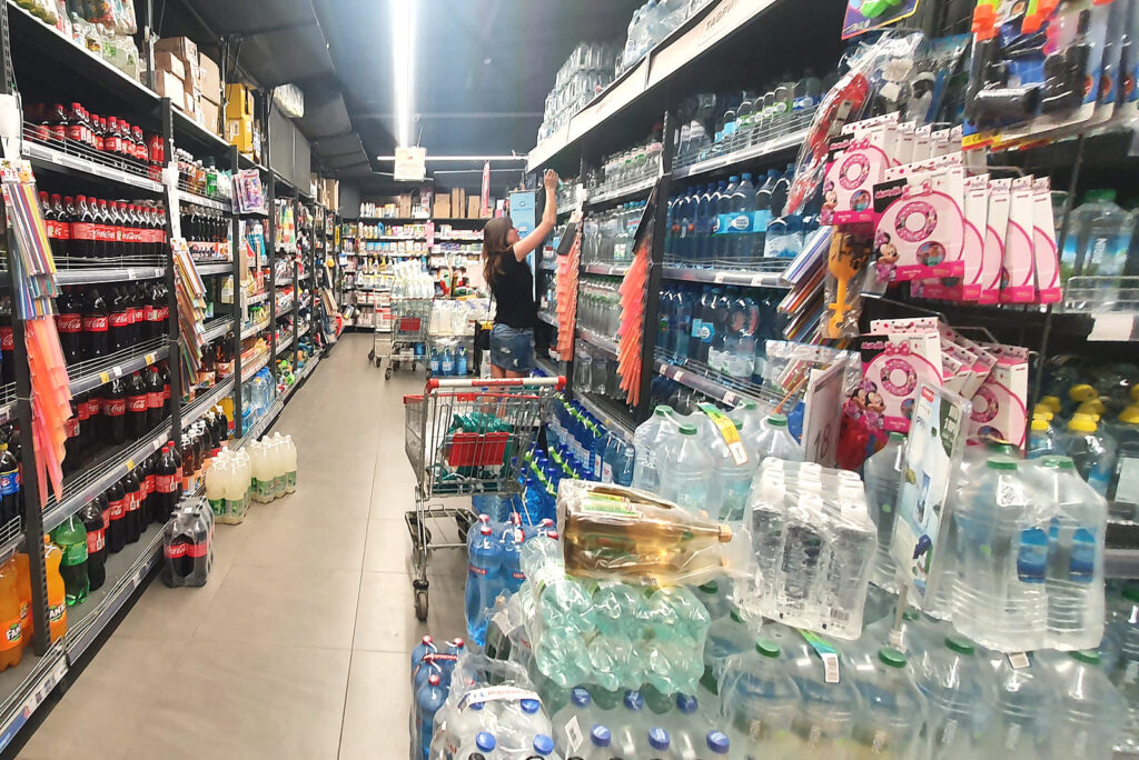 Продажа питьевой бутилированной воды в супермаркете Затоки