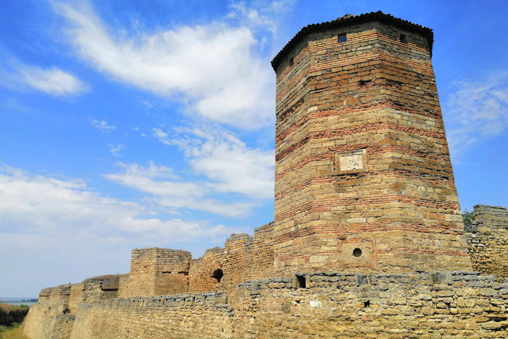 Башня и стены крепости