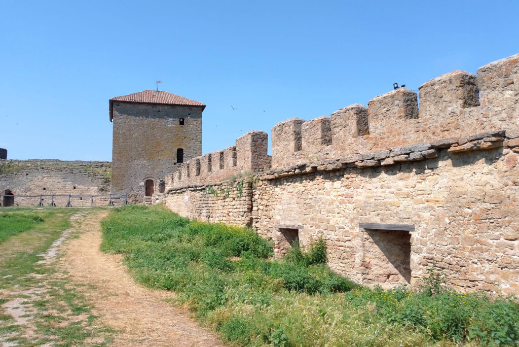 Башня и крепостные стены