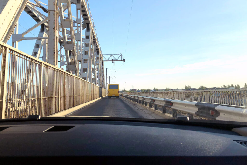 Проезд на автомобиле по мосту в Затоке