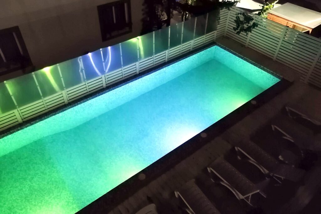 Ночная подсветка в бассейне отеля «Euroline»