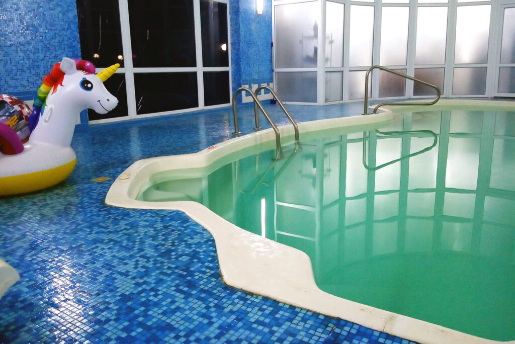 Крытый бассейн с гидромассажем в отеле «Эдем»