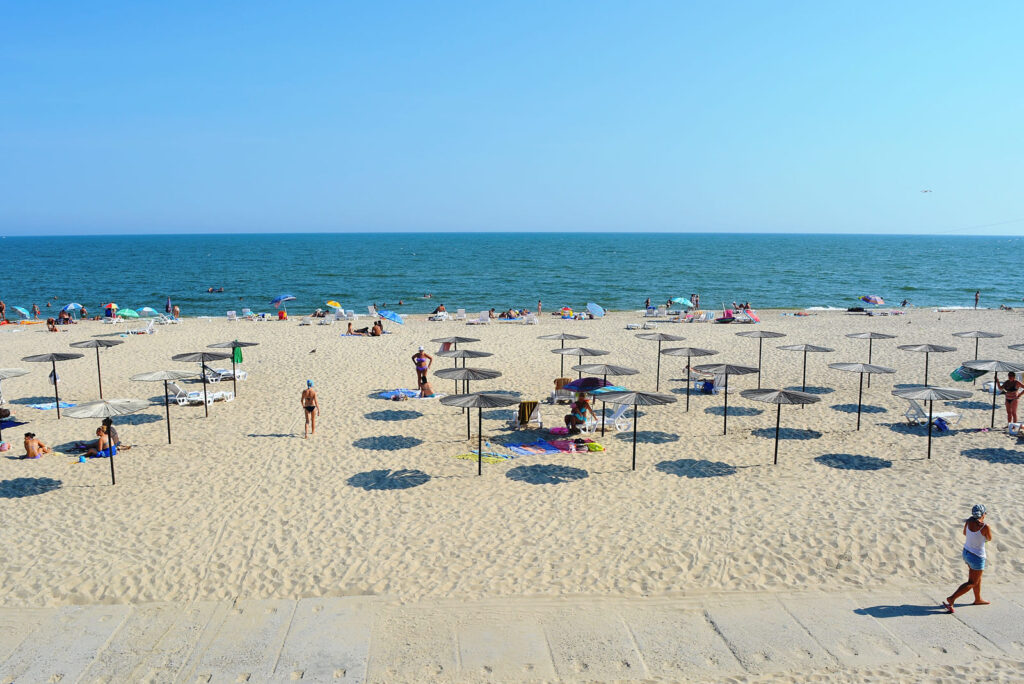 Пляж на первой линии в Затоке с солнцезащитными грибками