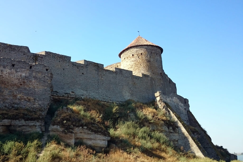 Башня и стены крепости